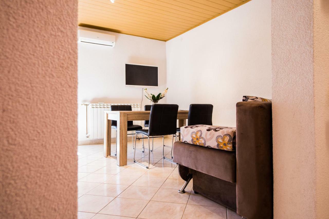 פודסטראנה Apartmani Mila מראה חיצוני תמונה